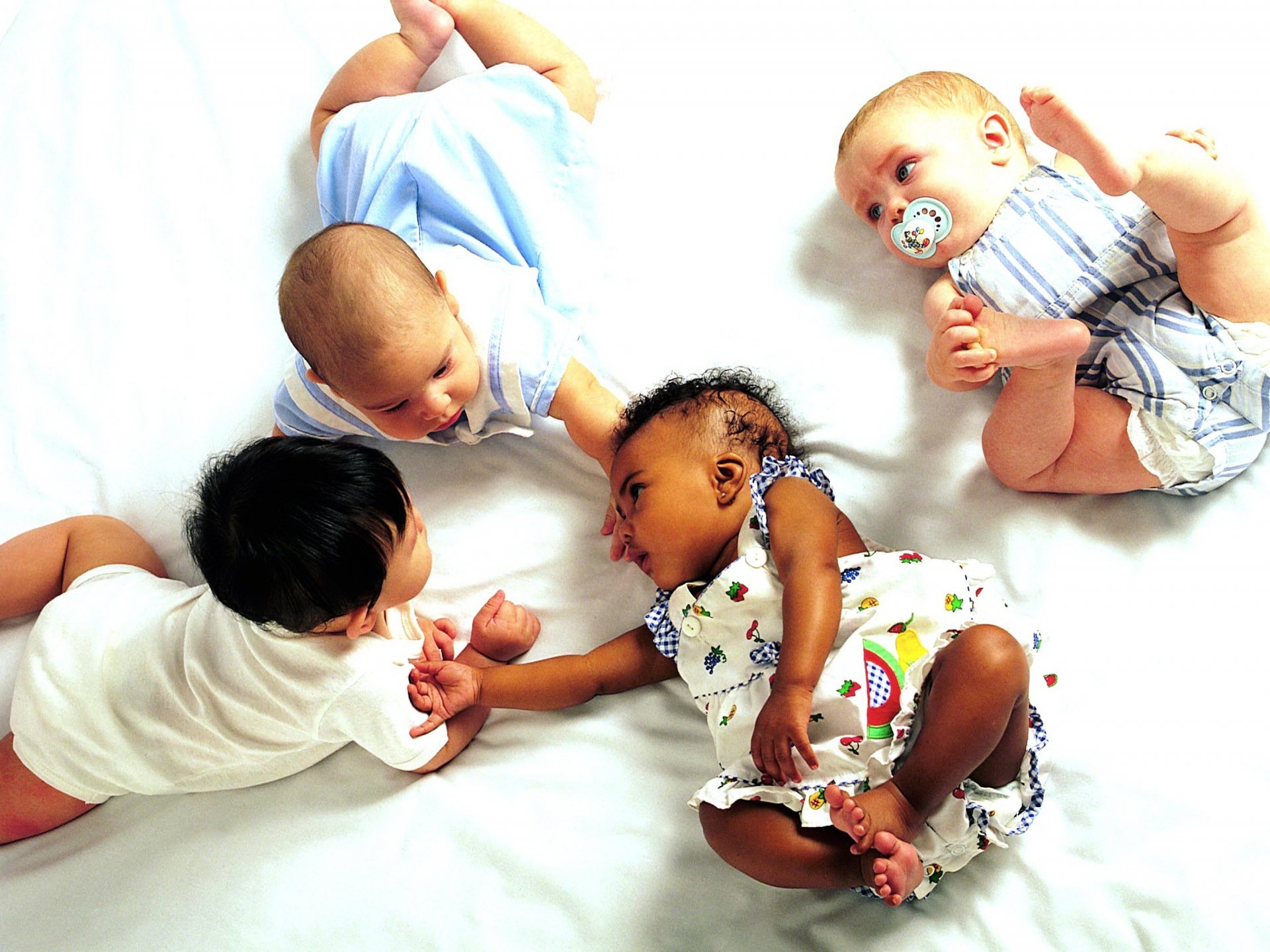 chemises de couleur quatuor enfants collectif mamelons jeux vêtements quatre amis enfants couché farces amusement