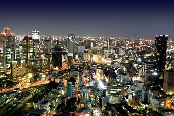 Ville de nuit avec gratte-ciel et gratte-ciel