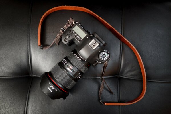 Caméra Canon se trouve sur un canapé en cuir