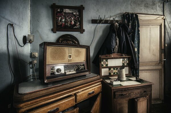 Radio Vintage sur une table en bois
