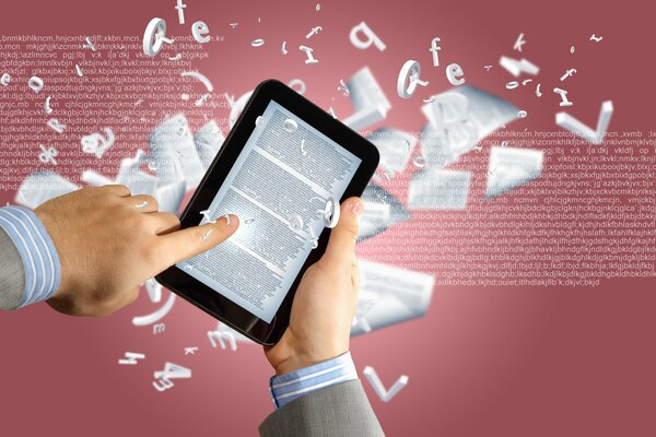 E-book-tablette sur beau fond rose