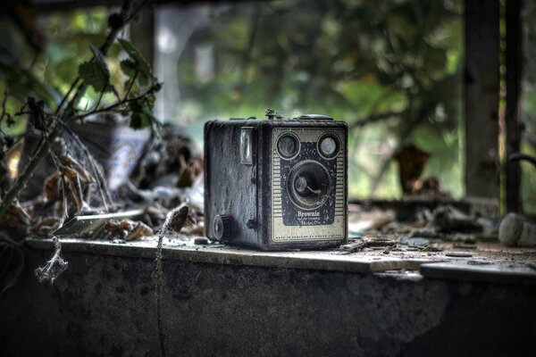 Caméra rétro sur fond de maison abandonnée