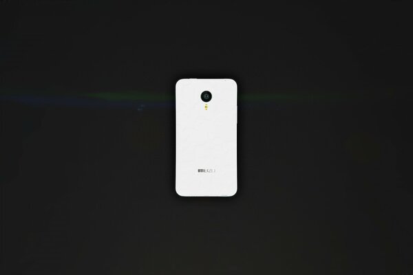 Smartphone blanc sur une table noire
