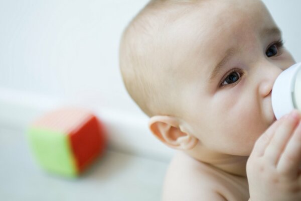 Bébé boit du lait d une bouteille