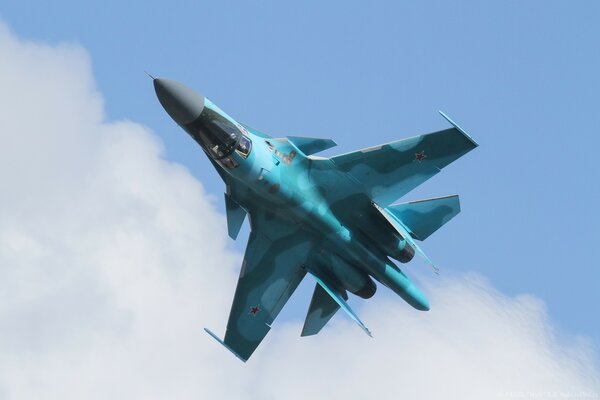 Chasseur su-34 dans le ciel bleu