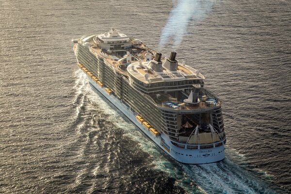 Bateau de croisière navigue dans l océan