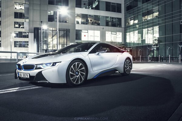 Blanc BMW dans l éclairage de nuit