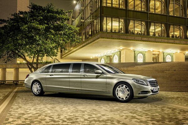 Mercedes Maybach couleur acier sur fond de bâtiment