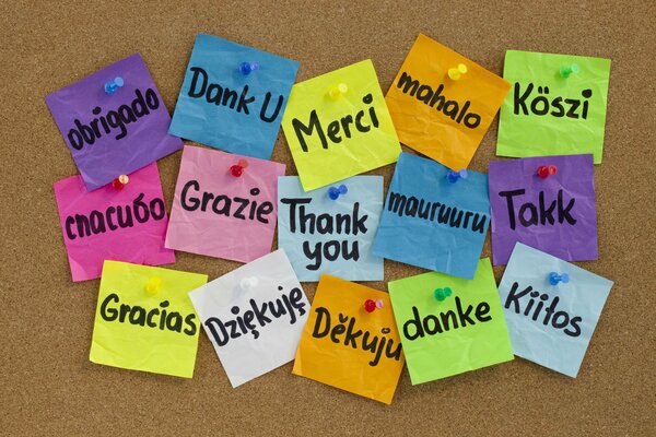Autocollants multicolores avec des mots anglais sur le tableau noir