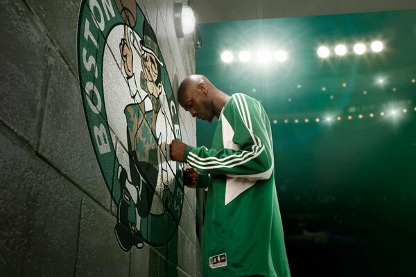 Avant le match, un joueur de basket-ball noir