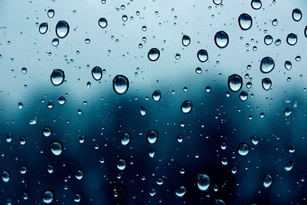 Gouttes d eau éparpillées sur le verre transparent