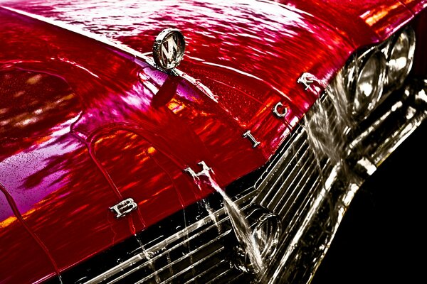 Buick rouge rétro 65 ans