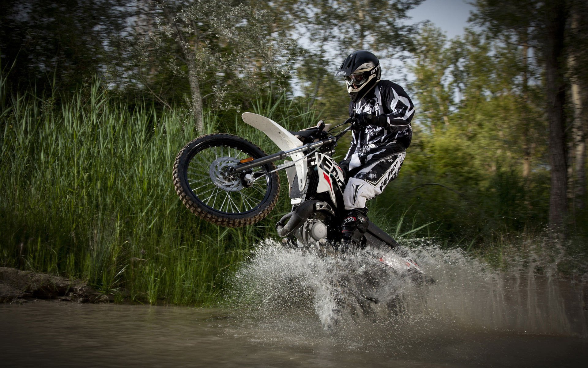 sport derbi moto éclaboussures moto motos eau sport automobile motocross vélo casque paysage