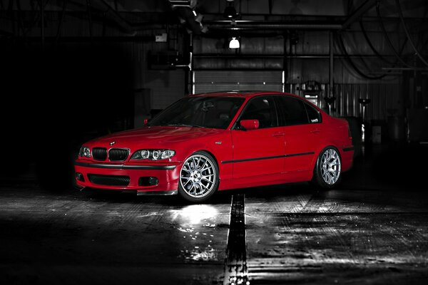 Voiture. BMW rouge soir pluvieux
