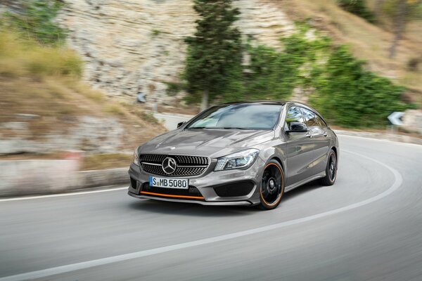 Mercedes-benz en sport sur route