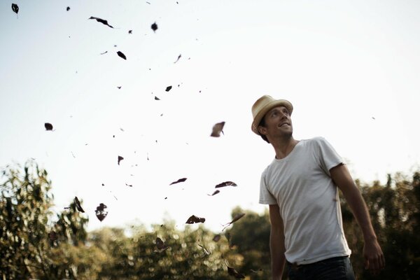 Guy au chapeau sur fond de chute des feuilles
