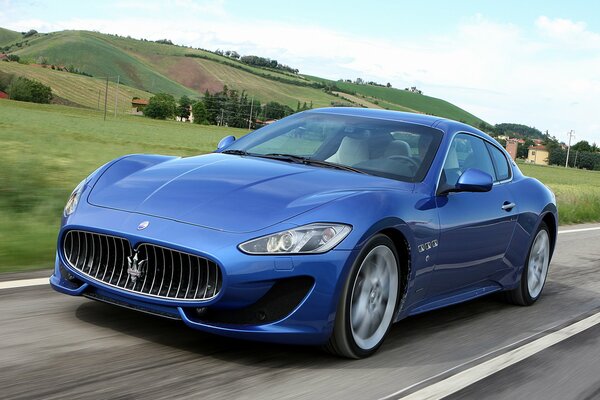 Bleu Maserati Granturismo à la vitesse
