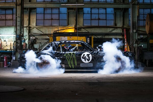 Ford Mustang en fumée sur de belles roues
