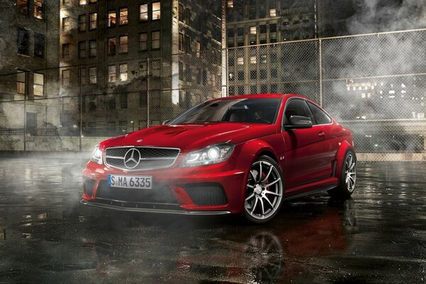 Mercedes rouge sur le terrain de basket