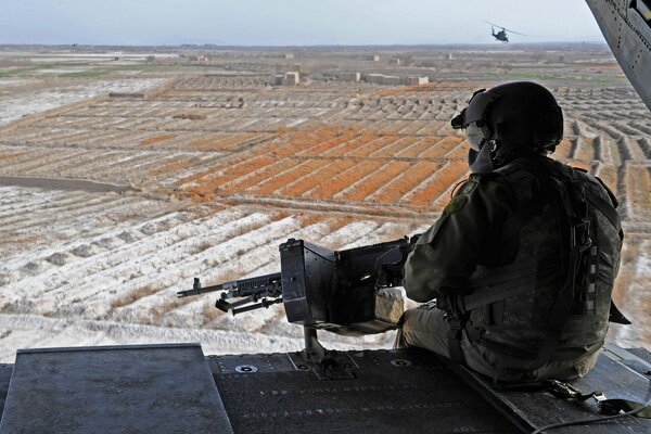 Soldat avec une mitrailleuse regardant à l horizon