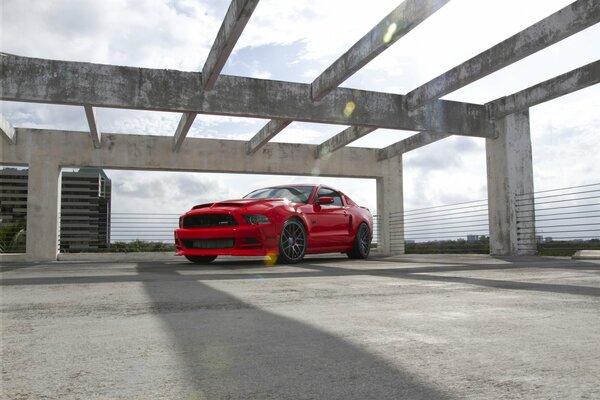 Ford Mustang rouge au-dessus des flancs
