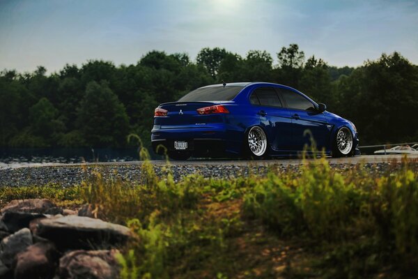 Mitsubishi lancer bleu dans la nature