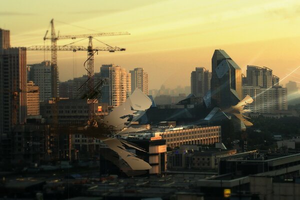 Grues de construction près des gratte-ciel de Moscou