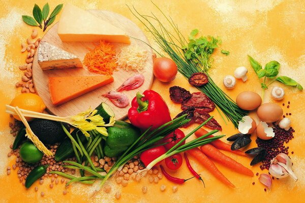 Assiette de fromage avec légumes et herbes