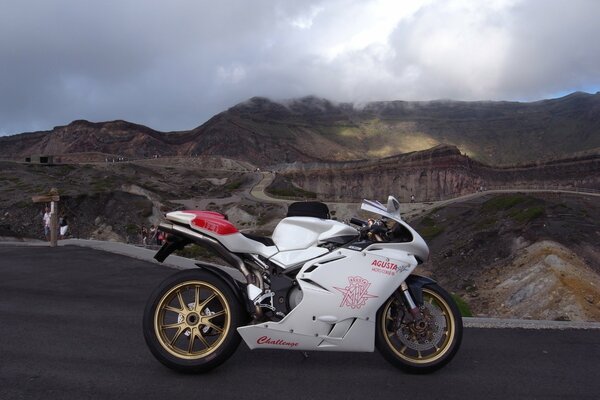 MV agusta F4 moto sur route de montagne