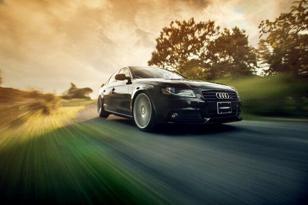 L Audi noire à la vitesse dépasse les kilomètres