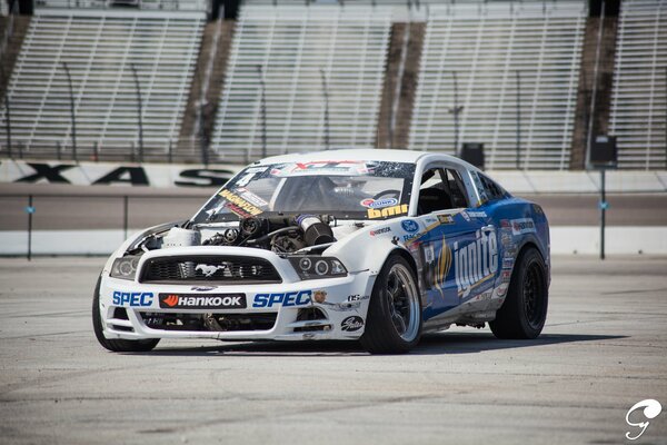 Ford Mustang sur la piste de course