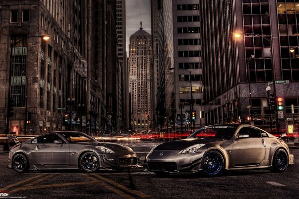 Belles voitures Nissan dans la ville de nuit