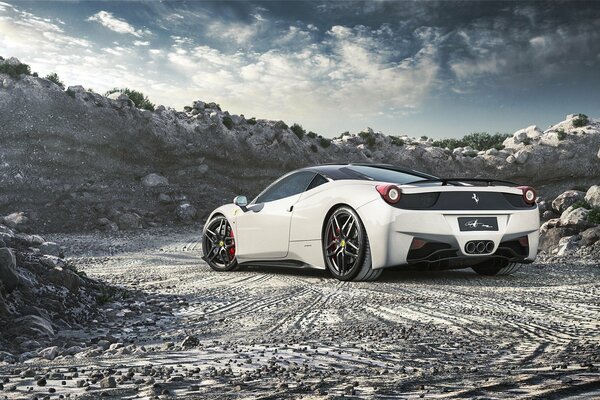 Voiture blanche de marque Ferrari
