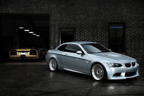 Voiture grise dans le garage