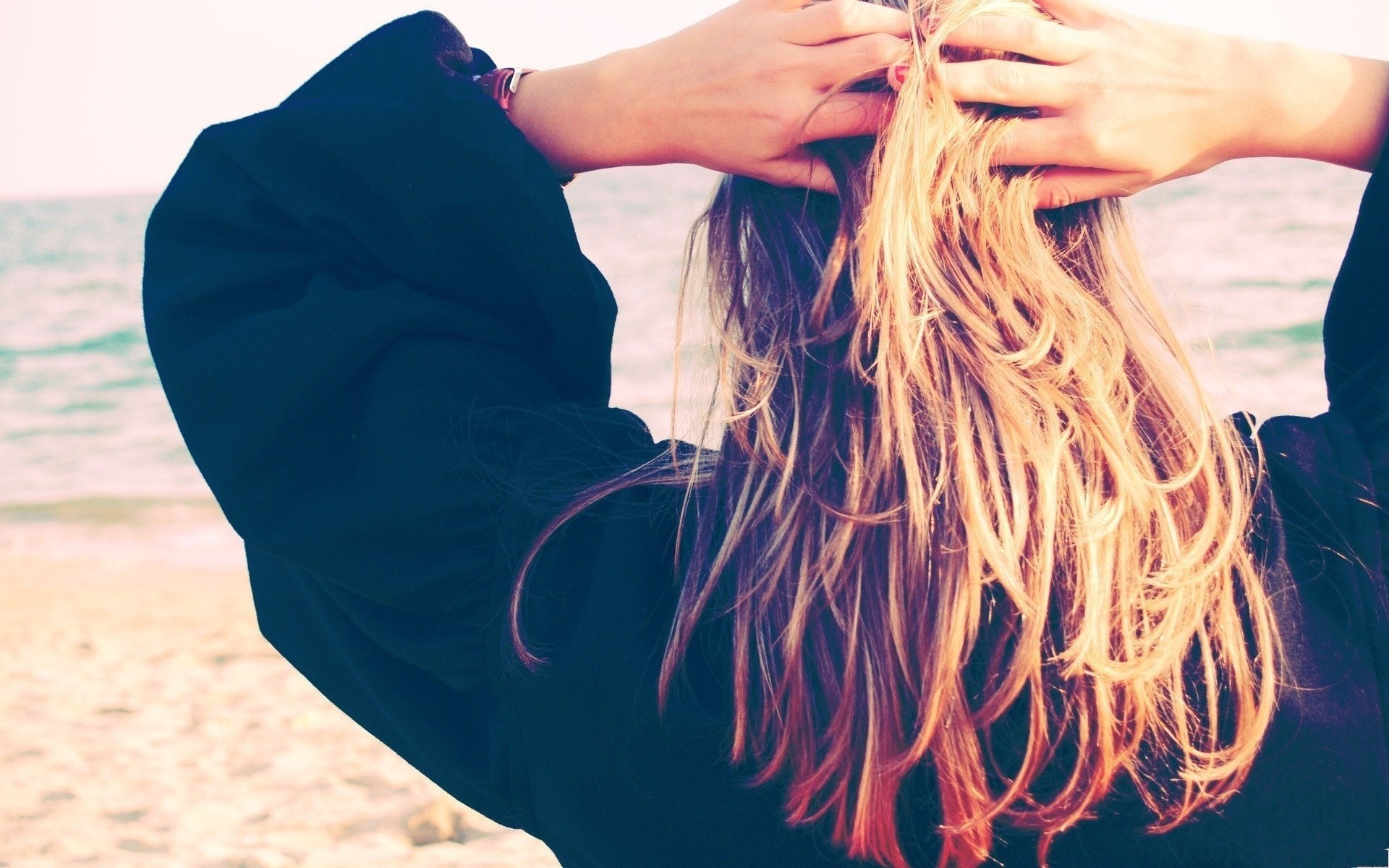 cook ket fille blonde cheveux mains vue arrière plage nature rivage humeur femmes