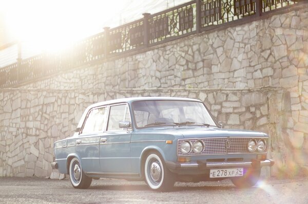 Classique bleu six dans les rayons du soleil