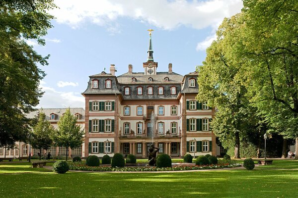 Parc avec belle maison
