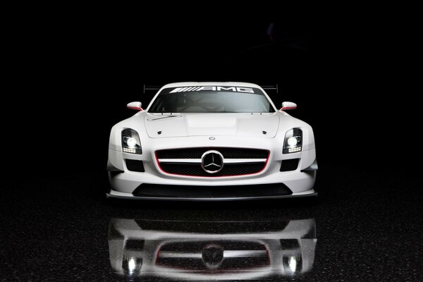 Mercedes benz lumineux sur fond noir
