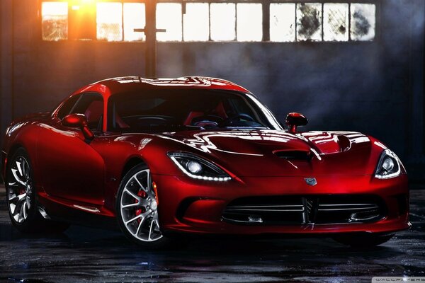 Supercar rouge Dodge Viper SRT 2013