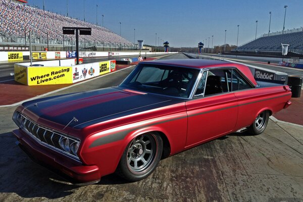 Rétro Plymouth 1964 sur la piste