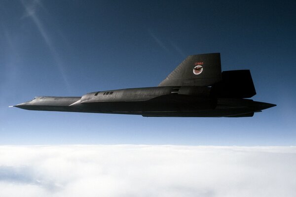 Avions militaires supersoniques dans le ciel