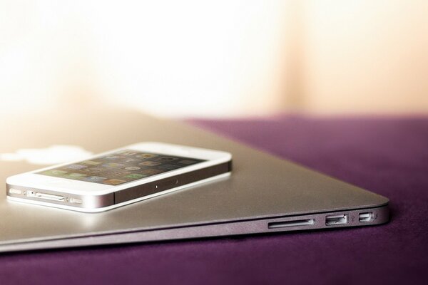 IPhone et MacBook