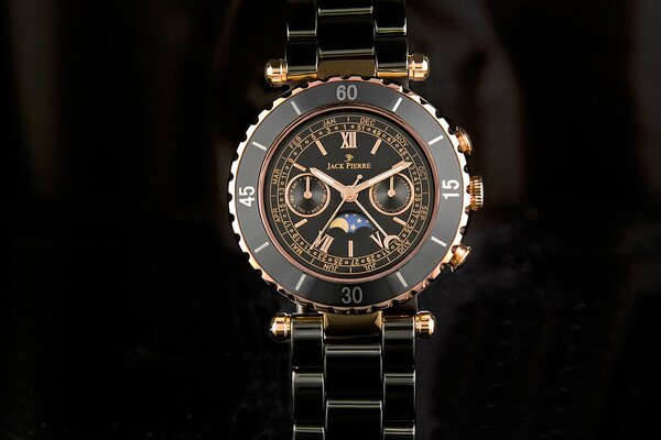 Horloge noire Jack pierre sur fond sombre
