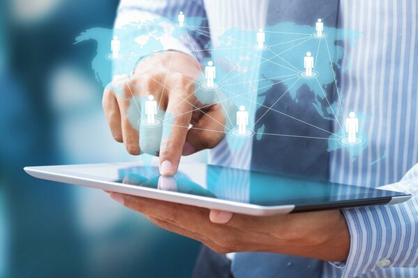 Un homme travaille sur une tablette. Graphiques de communication entre les personnes
