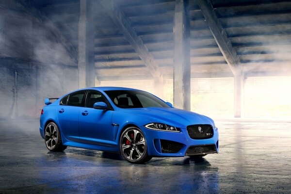 Blue Jaguar vapeur après la course