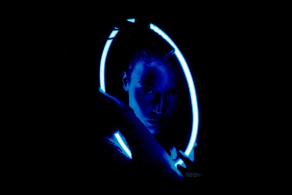 Visage de la jeune fille à la lumière de la lampe