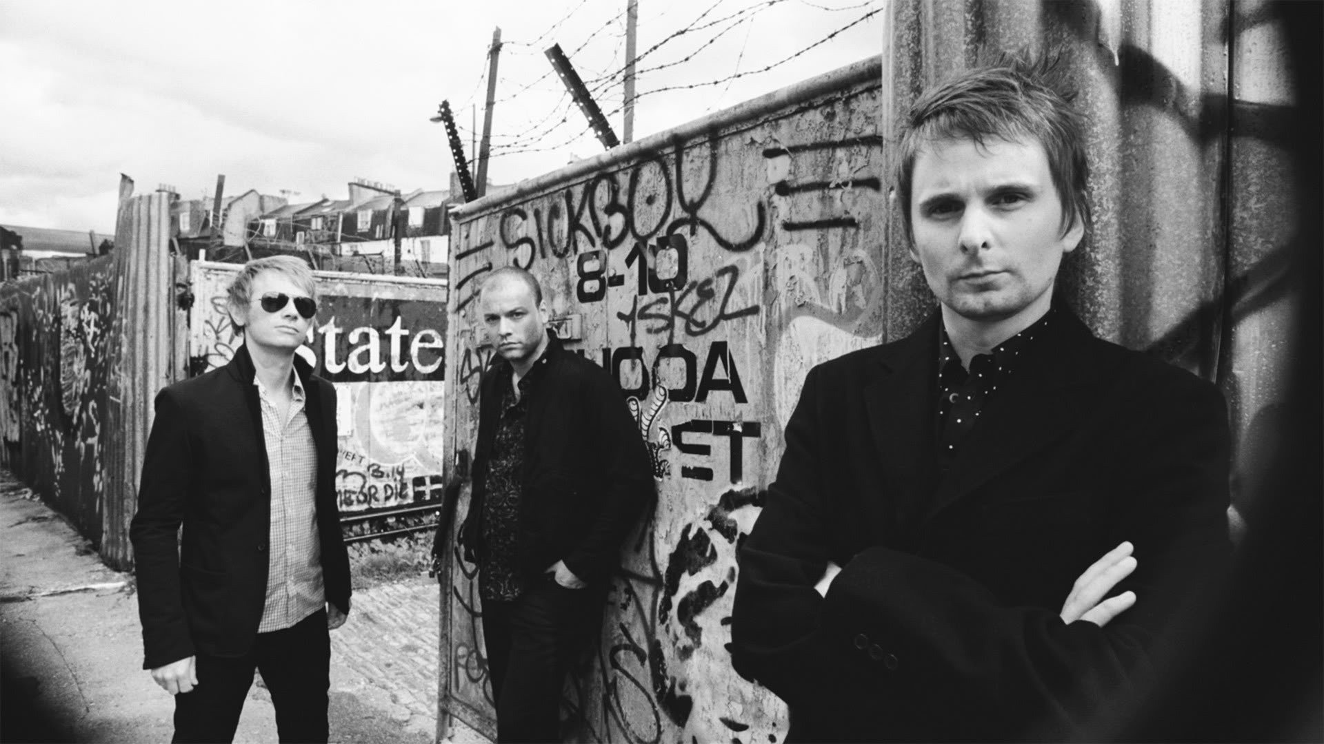 mur peint graffiti gars de style musique groupe collectif b-b lunettes trio fil mur clôture visage noir et blanc