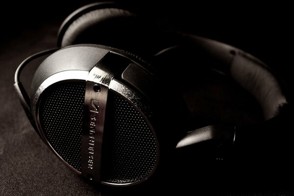 Casque sur un fond sombre avec une gradation cool