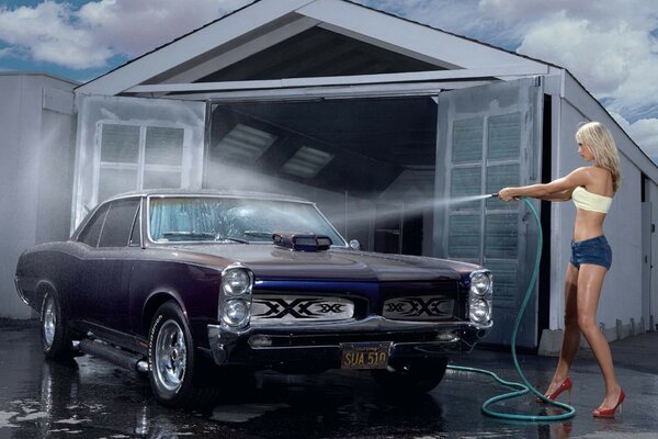 Fille lave la voiture xxx