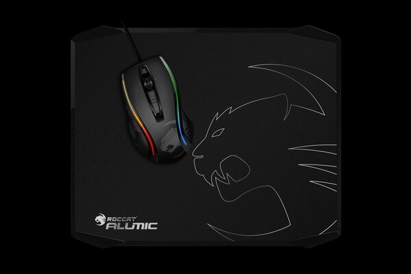 Souris de jeu sur tapis noir